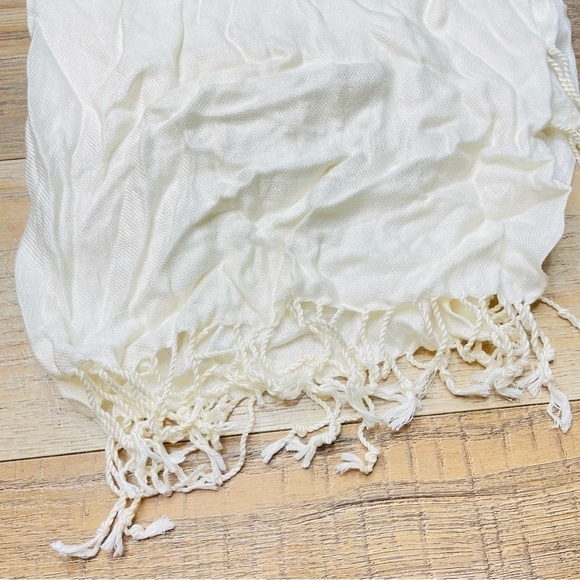 𝅺macy’s Cream Ivory Tassel Scarf NWOT - Picture 3 of 3